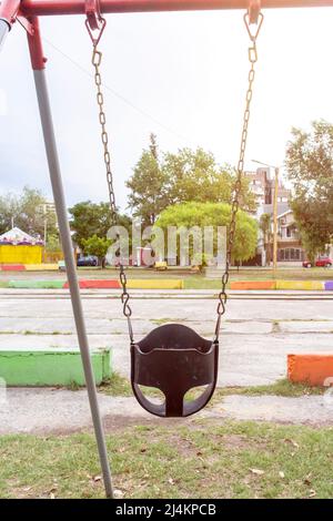 Balançoire pour bébé ancienne dans le parc de la ville vide Banque D'Images