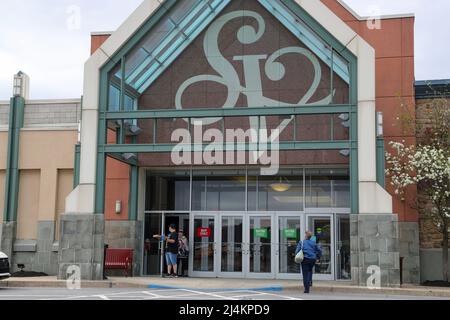 Selinsgrove, États-Unis. 14th avril 2022. Les clients sont vus à une entrée du centre commercial Susquehanna Vally. (Photo de Paul Weaver/SOPA Images/Sipa USA) crédit: SIPA USA/Alay Live News Banque D'Images