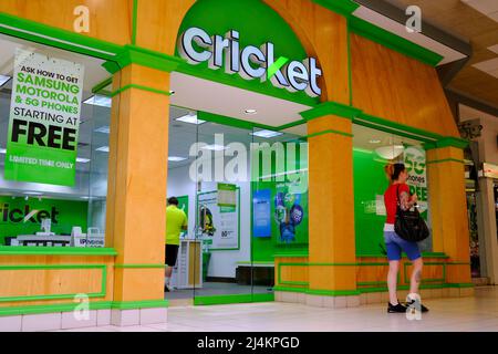 Selinsgrove, États-Unis. 14th avril 2022. Une femme marche à côté d'un magasin Cricket Wireless au Susquehanna Valley Mall. (Photo de Paul Weaver/SOPA Images/Sipa USA) crédit: SIPA USA/Alay Live News Banque D'Images