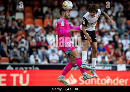 Valence, Espagne, 16 avril 2022. Nacho Vidal de C.A. Osasuna (L) et Bryan Gil de Valencia CF pendant le match de la Liga entre Valencia cf et CA Osasuna. Photo de Jose Miguel Fernandez /Alamy Live News ) Banque D'Images