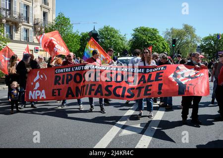 Paris, Paris, FRANCE. 16th avril 2022. Les organisations anti-racisme et anti-fascisme, les syndicats et les groupes de la société civile, se joignent à des milliers de manifestants dénonçant la présence de Marine le Pen, une personnalité politique d'extrême droite, au second tour des élections présidentielles françaises à Paris, en France. Le parti d'extrême droite, le rassemblement National, le parti de Marine le Pen, n'a jamais été aussi près de remporter la présidence dans son histoire. Marine le Pen est confronté au président français actuel Emmanuel Macron, lors des élections présidentielles du 24th 2022 avril. Crédit : ZUMA Press, Inc./Alay Live News Banque D'Images