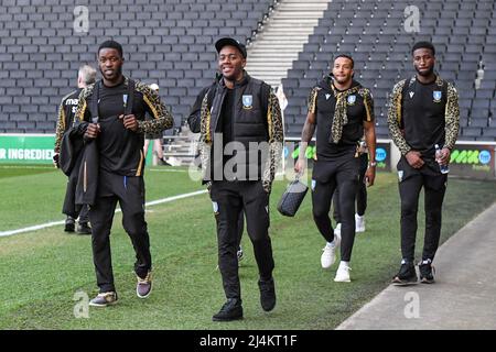 Les joueurs de Sheffield Wednesday arrivent au stade MK pour leur match contre les dons de Milton Keynes Banque D'Images