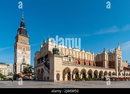 Place principale (Rynek Glowny) avec la salle en tissu Sukiennice et la tour de l'hôtel de ville, Cracovie, Pologne Banque D'Images