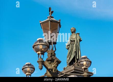 Street LAMP et Adam Mickiewicz Monument, main Market Square, Cracovie, Pologne Banque D'Images