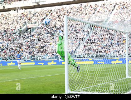 Turin, Italie. 16th avril 2022. Lukasz Skorupski lors de la série italienne Un match de football entre Juventus FC et Bologne le 16 avril 2022 au stade Allianz de Turin, Italie crédit: Independent photo Agency/Alay Live News Banque D'Images