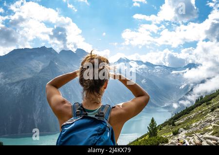 Wanderin genießt Aussicht auf Schlegeisspeicher Banque D'Images