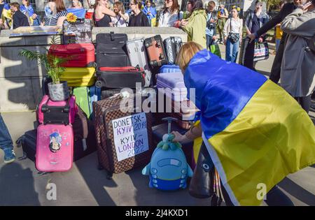 Londres, Royaume-Uni. 16th avril 2022. Les manifestants se sont rassemblés en solidarité avec l'Ukraine et ont placé une pile de bagages devant Downing Street pour symboliser les personnes fuyant l'Ukraine, alors que la Russie poursuit son attaque. Credit: Vuk Valcic/Alamy Live News Banque D'Images