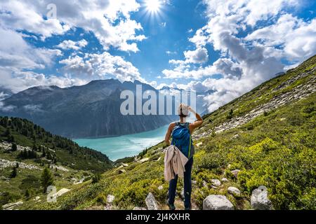 Wanderin genießt Aussicht auf Schlegeisspeicher Banque D'Images