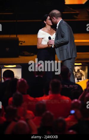 Le duc et la duchesse de Sussex lors de la cérémonie d'ouverture des Invictus Games à Zuiderpark, à la Haye, aux pays-Bas. Date de la photo: Samedi 16 avril 2022. Banque D'Images