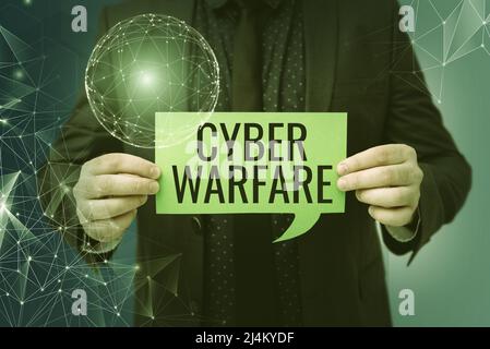 Légende conceptuelle Cyber Warfare. Photo conceptuelle Virtual War hackers System attaque l'homme d'affaires du voleur numérique Stalker en costume tenant le papier Banque D'Images