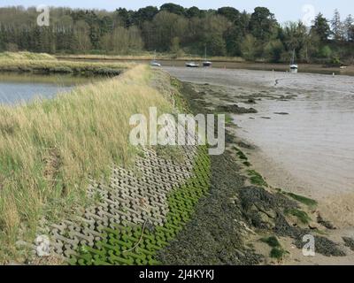 Un modèle de blocs de béton en forme d'os emboîtés forme le mur autour du réservoir de l'usine de Tide à Woodbridge sur la rivière Deben, Suffolk. Banque D'Images