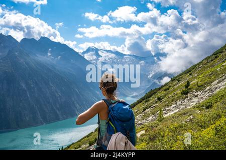 Wanderin genießt Aussicht auf Schlegeisspeicher Banque D'Images