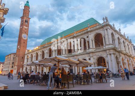 Vicenza, Italie, 28 août 2021 : coucher de soleil sur la basilique Palladiana sur la place Piazza dei Signori dans la ville italienne de Vicenza. Banque D'Images