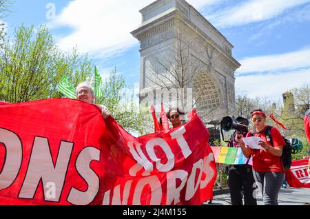 Les activistes de la rébellion des extinction portent tous les couleurs rouges pour alerter ceux qui sont au pouvoir d'agir rapidement pour la justice climatique au parc Washington Square, Banque D'Images