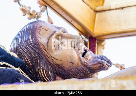 Huelva, Espagne - 14 avril 2022 : détail du visage de Jésus-Christ dans le trône ou plate-forme du paso du Saint-Burial (Santo Entierro) en proces Banque D'Images