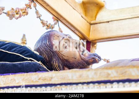 Huelva, Espagne - 14 avril 2022 : détail du visage de Jésus-Christ dans le trône ou plate-forme du paso du Saint-Burial (Santo Entierro) en proces Banque D'Images