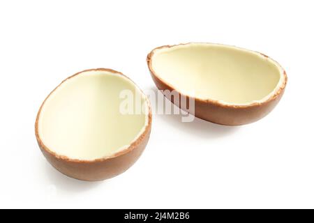 Deux moitiés d'œuf de chocolat au lait isolées sur fond blanc. Banque D'Images