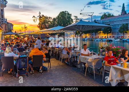 Peschiera del Garda, Italie, 26 août 2021 : vie nocturne à Peschiera del Garda en Italie. Banque D'Images