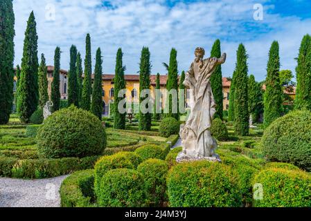 Vérone, Italie, 26 août 2021 : jardin Giardino Giusti dans la ville italienne de Vérone. Banque D'Images