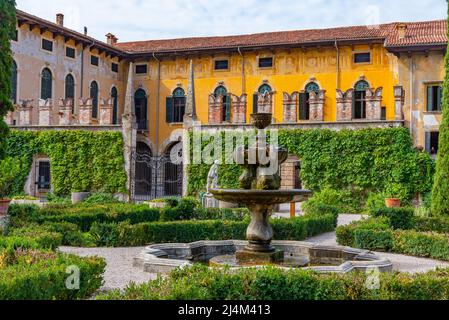 Vérone, Italie, 26 août 2021 : Palazzo Giusti dans la ville italienne de Vérone. Banque D'Images