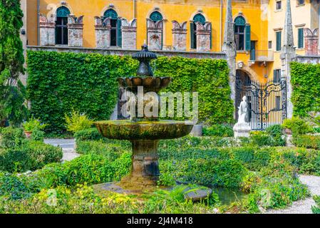 Vérone, Italie, 26 août 2021 : Palazzo Giusti dans la ville italienne de Vérone. Banque D'Images