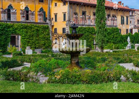 Vérone, Italie, 26 août 2021 : Palazzo Giusti dans la ville italienne de Vérone. Banque D'Images