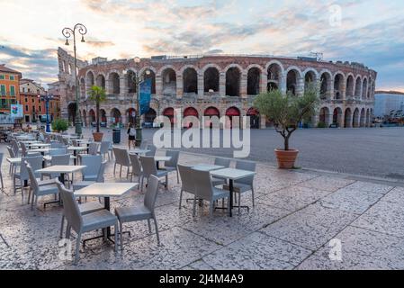 Vérone, Italie, 26 août 2021 : vue au lever du soleil sur l'arène romaine de Vérone, Italie. Banque D'Images