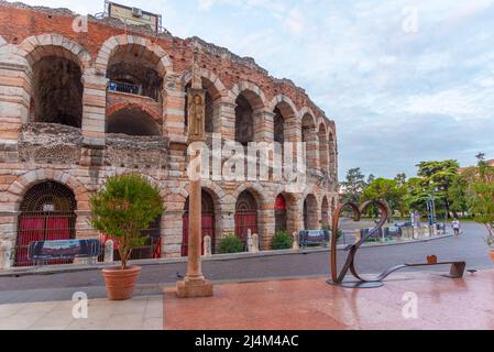 Vérone, Italie, 26 août 2021 : vue au lever du soleil sur l'arène romaine de Vérone, Italie. Banque D'Images