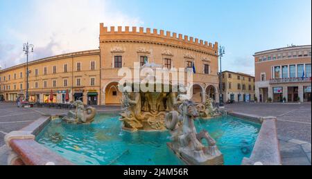 Pesaro, Italie, 30 septembre 2021 : vue au lever du soleil sur le Palazzo Ducale dans le centre de Pesaro, Italie Banque D'Images