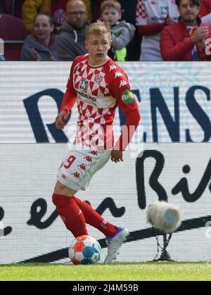 16 avril 2022, Mewa Arena, Mayence, GER, 1.FBL, 1.FSV FSV Mayence 05 vs VfB Stuttgart, la réglementation DFL interdit toute utilisation de photographies comme séquences d'images et/ou quasi-vidéo. Dans l'image Jonathan Burkhardt (Mayence) Banque D'Images