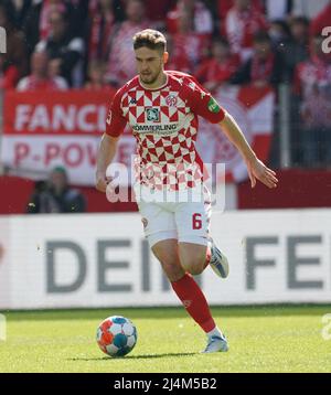 16 avril 2022, Mewa Arena, Mayence, GER, 1.FBL, 1.FSV FSV Mayence 05 vs VfB Stuttgart, la réglementation DFL interdit toute utilisation de photographies comme séquences d'images et/ou quasi-vidéo. Dans la photo Anton Stach (Mainz) Banque D'Images