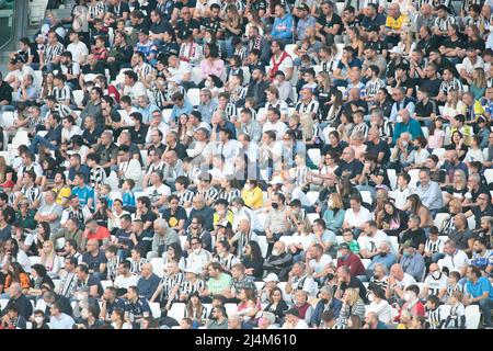 Turin, Italie. 16th avril 2022. Juventus Fan lors de la série italienne Un match de football entre Juventus FC et Bologne le 16 avril 2022 au stade Allianz de Turin, Italie crédit: Independent photo Agency/Alay Live News Banque D'Images