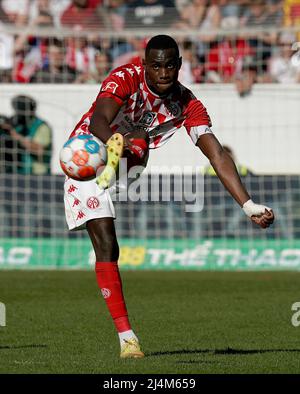 16 avril 2022, Mewa Arena, Mayence, GER, 1.FBL, 1.FSV FSV Mayence 05 vs VfB Stuttgart, la réglementation DFL interdit toute utilisation de photographies comme séquences d'images et/ou quasi-vidéo. Dans l'image Moussa Niakhate (Mayence) Banque D'Images