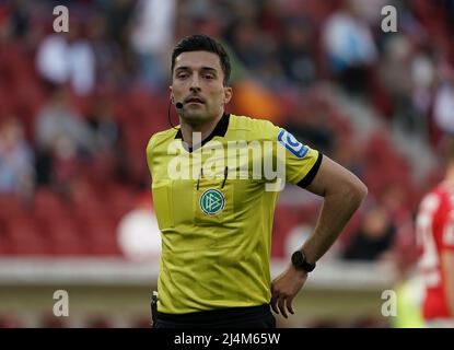 16 avril 2022, Mewa Arena, Mayence, GER, 1.FBL, 1.FSV FSV Mayence 05 vs VfB Stuttgart, la réglementation DFL interdit toute utilisation de photographies comme séquences d'images et/ou quasi-vidéo. Dans l'arbitre d'images Florian Badstutner Banque D'Images