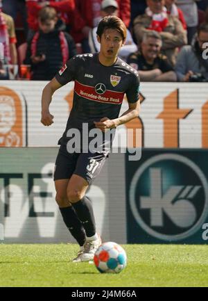 16 avril 2022, Mewa Arena, Mayence, GER, 1.FBL, 1.FSV FSV Mainz 05 vs VfB Stuttgart, la réglementation DFL interdit toute utilisation de photographies comme séquences d'images et/ou quasi-vidéo. Dans l'image Hiroki Ito (Stuttgart) Banque D'Images