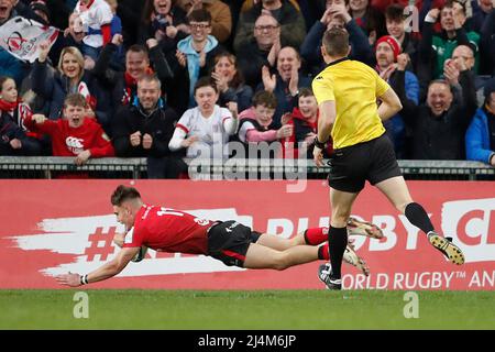 Ethan McIlroy d'Ulster marque un essai lors de la coupe des champions Heineken ronde de 16, deuxième match de la jambe au Kingspan Stadium, Belfast. Date de la photo: Samedi 16 avril 2022. Banque D'Images