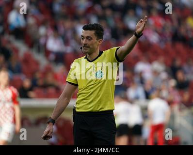 16 avril 2022, Mewa Arena, Mayence, GER, 1.FBL, 1.FSV FSV Mayence 05 vs VfB Stuttgart, la réglementation DFL interdit toute utilisation de photographies comme séquences d'images et/ou quasi-vidéo. Dans l'arbitre d'images Florian Badstutner Banque D'Images