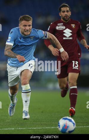 Rome, Italie. 16th avril 2022. ROME, Italie - 16.04.2022: CIRO IMMOBILE (LAZIO), RODRIGUEZ RICARDO (TOR) en action pendant la série italienne Un match de football entre SS LAZIO VS TORINO FC au stade olympique de Rome. Crédit : Agence photo indépendante/Alamy Live News Banque D'Images