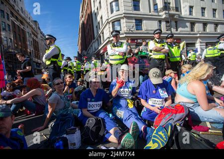 Londres, Angleterre, Royaume-Uni. 16th avril 2022. Extinction les activistes de la rébellion bloquent la jonction de Marble Arch avec une limousine et abandonne les combustibles fossiles maintenant bannière sur Marble Arch. (Credit image: © Tayfun Salci/ZUMA Press Wire) Credit: ZUMA Press, Inc./Alay Live News Banque D'Images