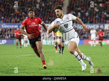 Le Romain Ntamack de Toulouse passe en revue pour marquer un essai lors de la coupe des champions Heineken de 16, deuxième match de la jambe au Kingspan Stadium de Belfast. Date de la photo: Samedi 16 avril 2022. Banque D'Images