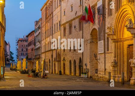 Pérouse, Italie, 2 octobre 2021: Vue de nuit sur Corso Pietro Vannucci dans la vieille ville de Pérouse en Italie. Banque D'Images