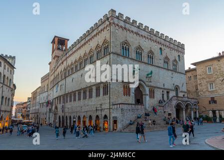 Pérouse, Italie, 1 octobre 2021 : coucher de soleil sur le Palazzo dei priori dans la vieille ville de Pérouse en Italie. Banque D'Images