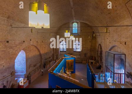 Gubbio, Italie, 1 octobre 2021 : intérieur du Palazzo dei Consoli dans la ville italienne Gubbio. Banque D'Images