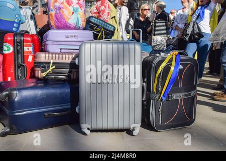 Londres, Angleterre, Royaume-Uni. 16th avril 2022. Une valise est inscrite avec 'Luhansk'. Les manifestants se sont rassemblés en solidarité avec l'Ukraine et ont placé une pile de bagages devant Downing Street pour symboliser les personnes fuyant l'Ukraine, alors que la Russie poursuit son attaque. (Credit image: © Vuk Valcic/ZUMA Press Wire) Credit: ZUMA Press, Inc./Alamy Live News Banque D'Images