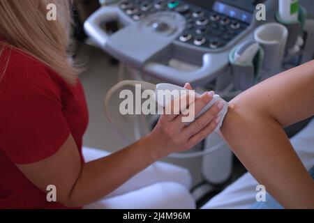 Le patient vient traiter la douleur musculaire à un médecin professionnel Banque D'Images