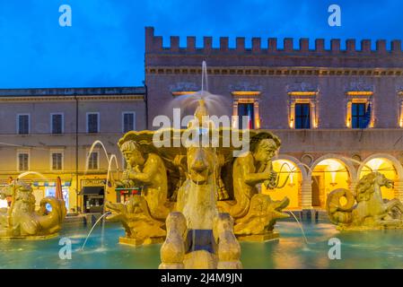 Pesaro, Italie, 30 septembre 2021 : vue au lever du soleil sur le Palazzo Ducale dans le centre de Pesaro, Italie. Banque D'Images