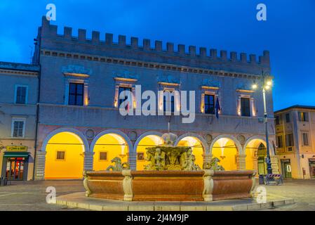 Pesaro, Italie, 30 septembre 2021 : vue au lever du soleil sur le Palazzo Ducale dans le centre de Pesaro, Italie. Banque D'Images