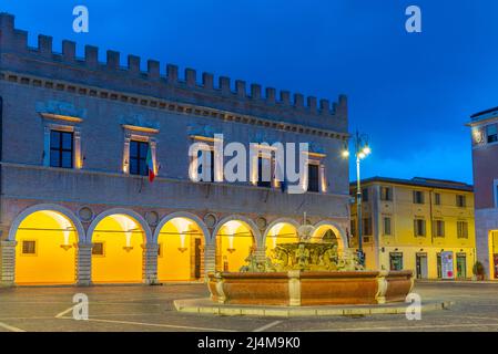 Pesaro, Italie, 30 septembre 2021 : vue au lever du soleil sur le Palazzo Ducale dans le centre de Pesaro, Italie. Banque D'Images