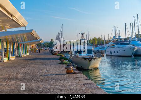 Pesaro, Italie, 29 septembre 2021 : vue sur le port de plaisance de la ville italienne de Pesaro. Banque D'Images