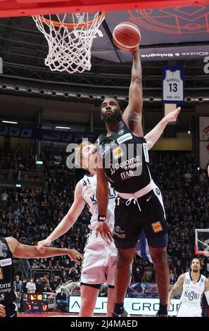 Desonta Bradford (Dolomiti Energia Trento) pendant la série A1 du championnat italien de basket-ball LBA Kigili Fortitudo Bologna vs. Dolomiti energia Trento au palais sportif de Paladozza - Bologne, 16 avril 2022 - photo: Michele Nucci Banque D'Images